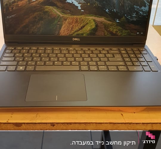 מחשב נייד דל עם מסך פתוח על שולחן